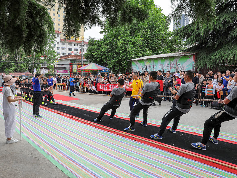 Competitive tug of war